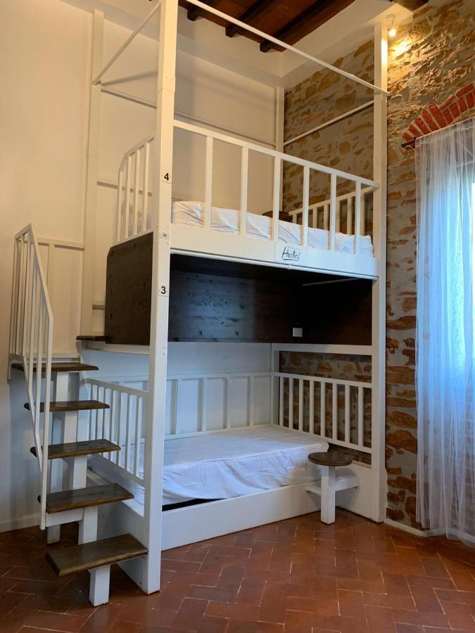 Cama en habitación compartida con 4 camas
