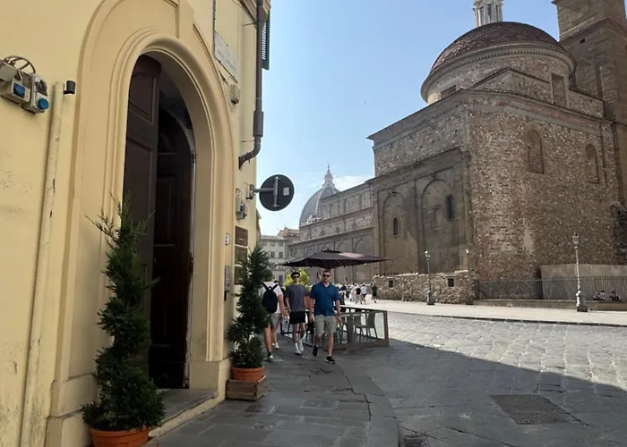 Emerald PalaceHostal